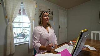 Ibu Tiri Panas Membungkuk untuk Kontol Monster di Video Tabu!