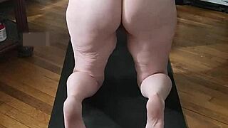 Heiße MILF strippt für nacktes Yoga