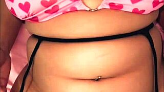 الزوجة العربية منحنية، صديق الزوج يلمس وينيكها بقوة