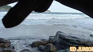 Baise une grosse chaude sur la plage de nudisme