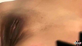 Madame Noir nyder solo leg med legetøj