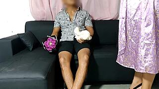 suegra madura se desviste y muestra a su yerno su lenceria y buenos atributos!!