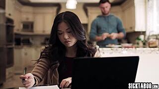 สาวเอเชียอิจฉา 18+ Lulu Chu เล่นแรงกับ Slimthick Vic