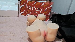 Saya dapatkan boneka realistik untuk Laura sertai kami dalam sesi trio seksi