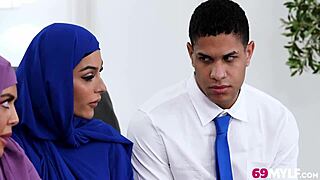 ميليفات حجاب ساخنات في علاقة كس مدمرة. فضولية؟