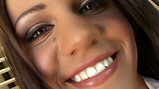 אדיסון רוז נהנית מזרע חם במיטה אחרי זיון פרוע בתחתונים סקסיים. הגוף החלק שלה מבריק בעקבים!