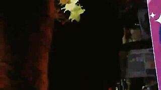 Связанная пышная жена выставлена у окна