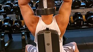 loira da buceta inchada na academia