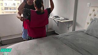 Empregada fazendo almoço virou a sobremesa do patrão com um boquete! Quem resiste a essa empregada safada?