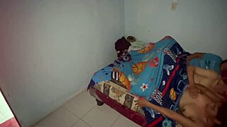 Vroča rjavolaska zapelje prijatelja v kadi