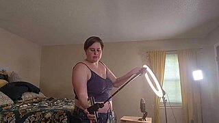 Клара Крисп милф ББВ готовится к видео фетиша гигантши