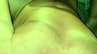 انظر إلى هذه المؤخرة الكبيرة في تونغ وردي تركب الزب!