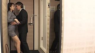 Босс шарашит японскую милф секретаршу в жестком офисном трахе