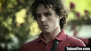 Madrastra madura avariciosa seduce familia en trío tabú