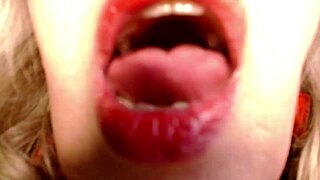 Домохозяйки возбуждаются во время приготовления обеда и трогают друг друга чувственно