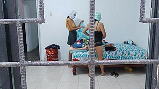 עקרות בית לטיניות חרמניות מלטפות תחתונים וציצים תוך כדי עשיית מטלות ביחד