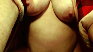 Домохозяйки возбуждаются во время приготовления обеда и трогают друг друга чувственно