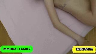 Felicia Vinas sult fik hende til at æde cum-dækket kage, så vildt!