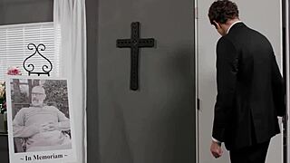 สาวสลัดมีรอยสักรูบี้แช่ด้วยน้ำเงี่ยนจากเจย์เดนระหว่างแสดงความเสียใจ