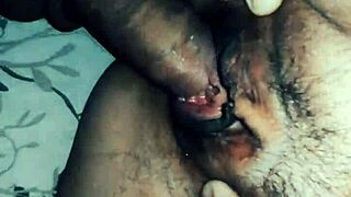 Зрелой сучке дырочки растягивают жестко и широко