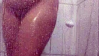 jeg tog et bad og masturberede i bruseren