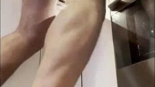 Шпионская камера поймала жену с раздвинутыми ногами для большого члена