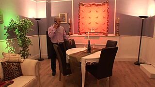 シンディ・ベアが四つん這いでハードファック