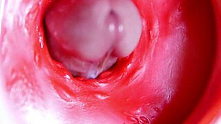 Может ли этот красный хуй заполнить ее сочную дыру?