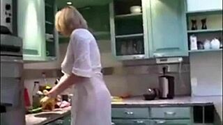 Mature bionda norvegese fuma e scopa in azione POV bollente