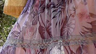 Hårig mogen blottar i genomskinlig klänning utomhus