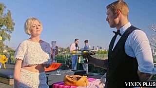 สาวสังคมหิวควย Dee กลืนลึกเซิร์ฟเวอร์ที่ปาร์ตี้