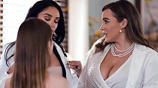 Nadia, Natasha, Sheena в горячей лесбийской милф-тройке