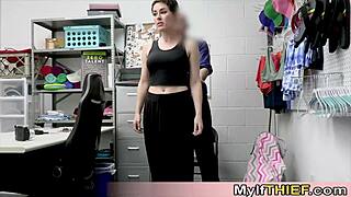 ย่าหวานผมสั้นขโมยร้านโดนจับและหีโดนทำลายในฟุตเทจ CCTV