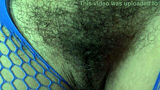 Развратният ми сплетен син се промъкна да види косматата ми зряла путка