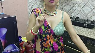 Desi Bhabhi vara in jebe svaka trdo!