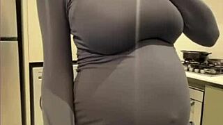 Stepmom susu jilat puting dengan nafsu