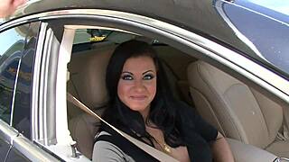 Črnolaska kurba v visokih petah jezdari velik kurac z divjo strastjo