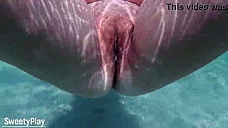 Как зрелая киска получает кремпай под водой?