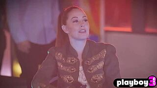 i pose naked showing my sexy body after stripping