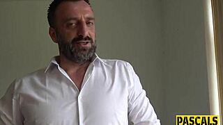 Фетиш MILF-сабмиссив глубоко глотает монстр-член в HD-акшене.