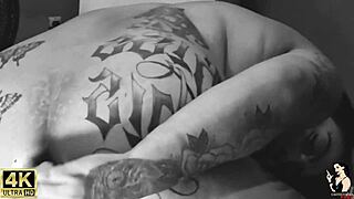 Famous singer takes huge toy in pussy