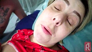 MILF latina in threesome MMF POV si fa scopare e sfondare da marito e amico, sperma che cola