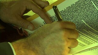 MILF berambut perang dikongkek keras dalam kasut tinggi emas