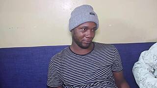 היי, היא בוגדת לגמרי בבעל שלה על ידי נשיקה לחבר השחור הסקסי שלה ממש מולו! 😏