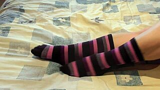 Mi vecina me masturba con sus pies