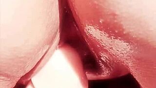 Dojrzała kobieta drażni swoją dużą mokrą cipkę z bliska