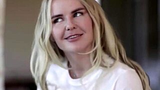 خادمات كبيرات الصدر يلعقن الكس على سرير الرئيس