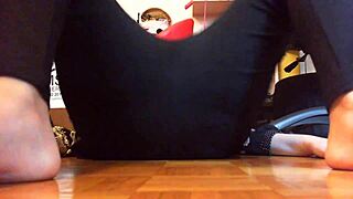 Hey schau mal - Italienische mollige MILF pisst fett auf Badboden!