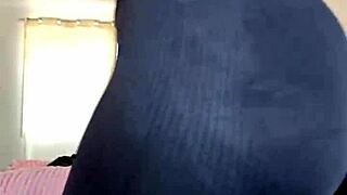 ميلف في جوارب شفافة تعرض مؤخرتها الكبيرة قريبًا