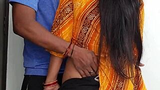 Indijska prijateljeva sestra se jebe na dan Eid za kulisami